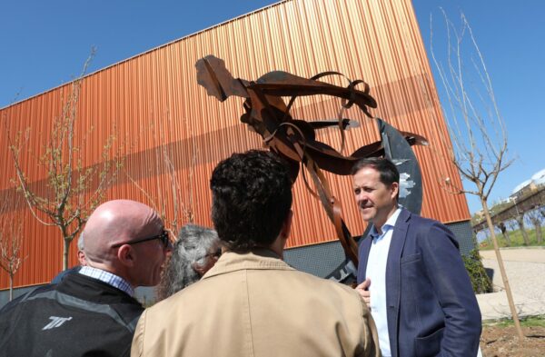 Velazquez pista padel escultura2